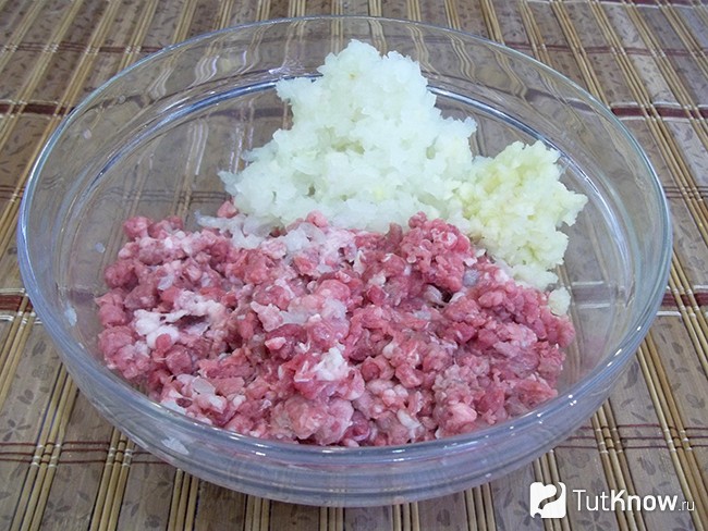 Мясо, лук и чеснок перекручены на мясорубке