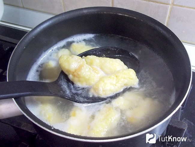 Ньокки варятся в кастрюле