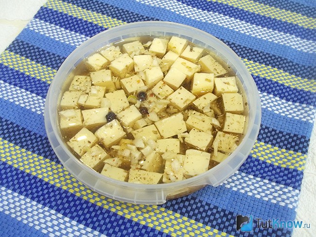 Сыр залит маринадом
