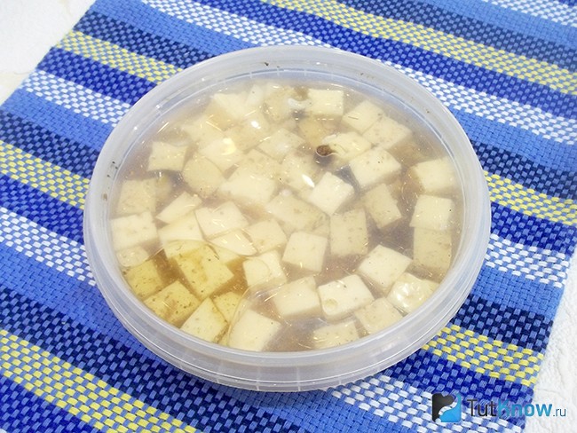 Сыр маринуется