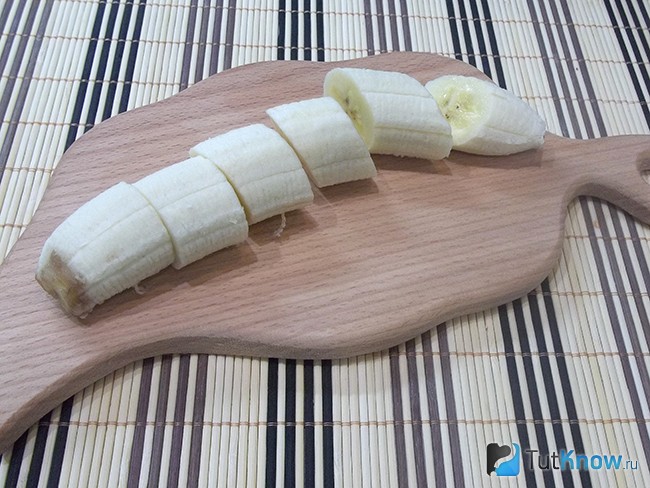 Банан очищен и нарезан дольками