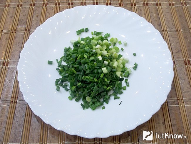 Зеленый лук мелко нашинкован