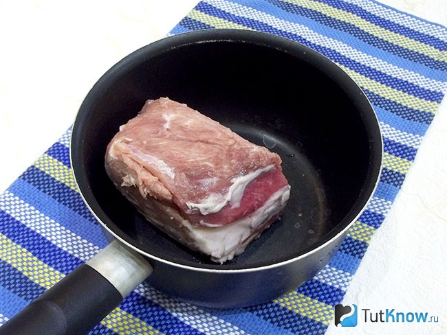 Мясо опущено в кастрюлю для варки