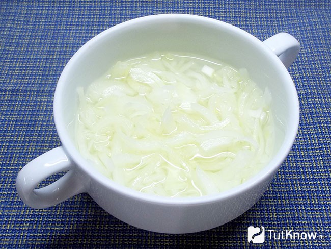 Репчатый лук маринуется