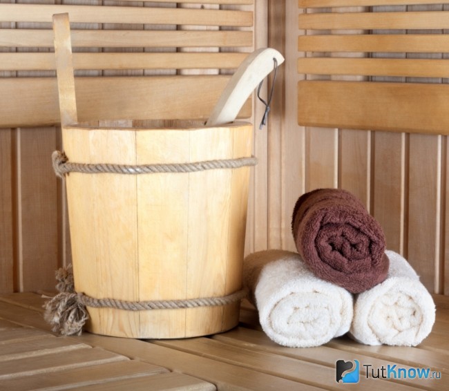 Шайка из дерева с одной ручкой в парилке