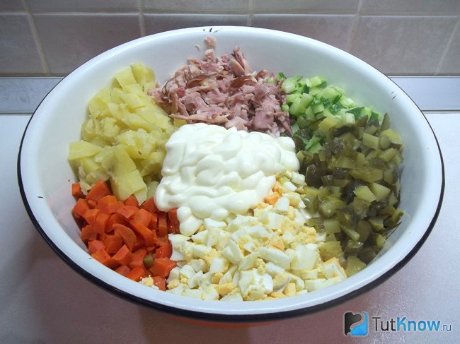 Все продукты сложены в глубокую миску и заправлены майонезом