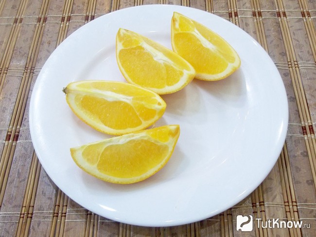 Апельсины нарезаны дольками