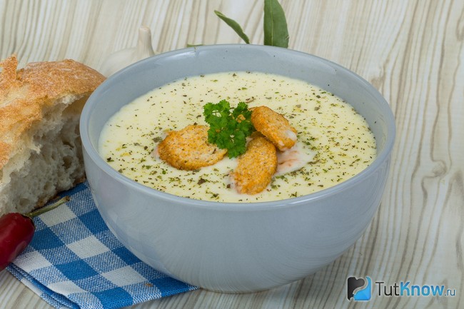 Сырный суп с гренками