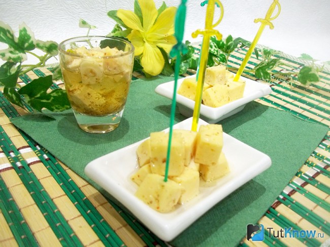 Готовый маринованный сыр