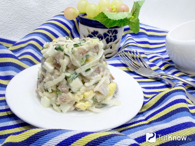 готовый салат с селедкой