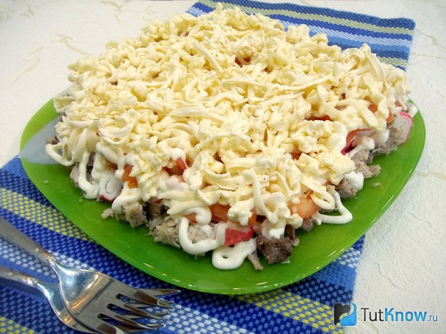 Готовый салат с мясом и крабовыми палочками