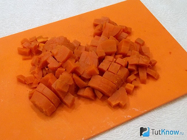 Морковь нарезана кубиками