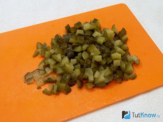 Соленные огурцы нарезаны кубиками