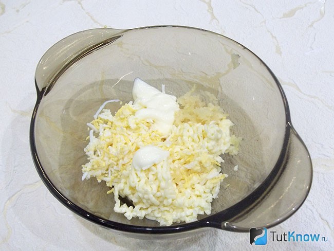 Сыр и отварное яйцо натерто на терке. Чеснок выдавлен через пресс. К продуктам добавлен майонез