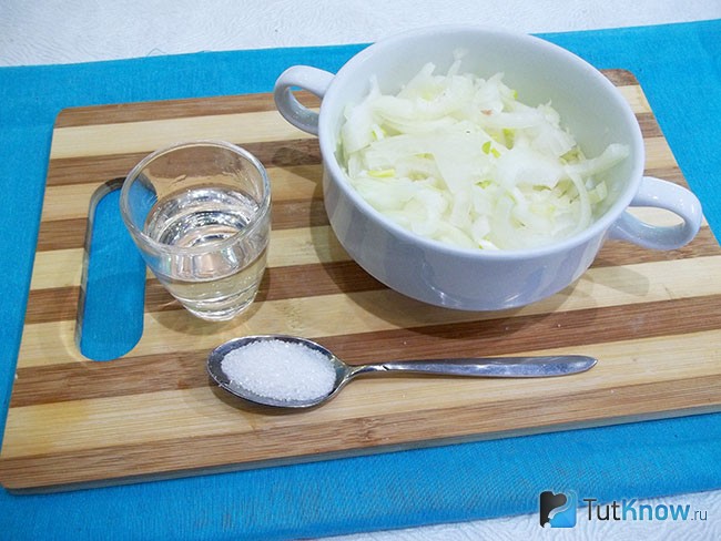 Репчатый лук нашинкован полукольцами и замаринован в уксусе