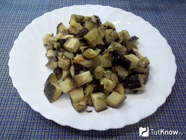 Отваренные баклажаны нарезаны кубиками