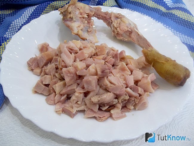Копченое мясо нарезано кубиками