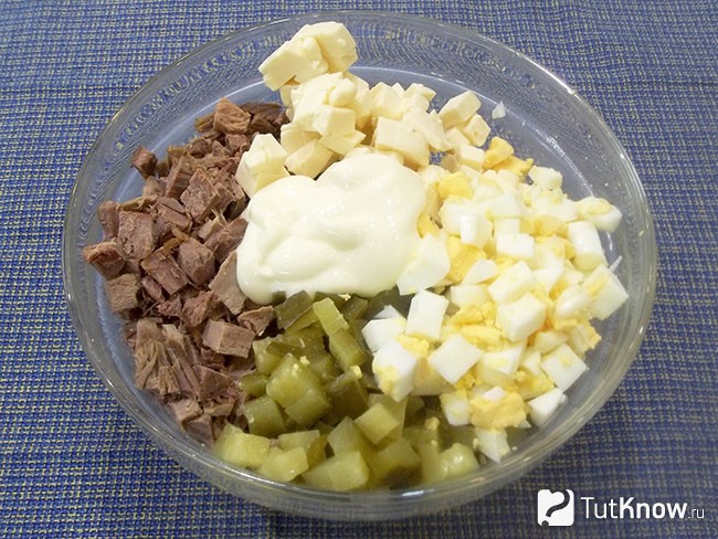 Все продукты соединены вместе. Добавлен майонез