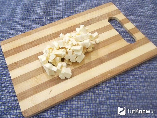 Плавденный сыр нарезан кусочками