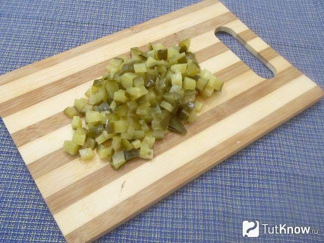 Соленые огурцы нарезаны кусочками