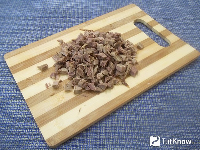 Отварное мясо нарезано кусочками