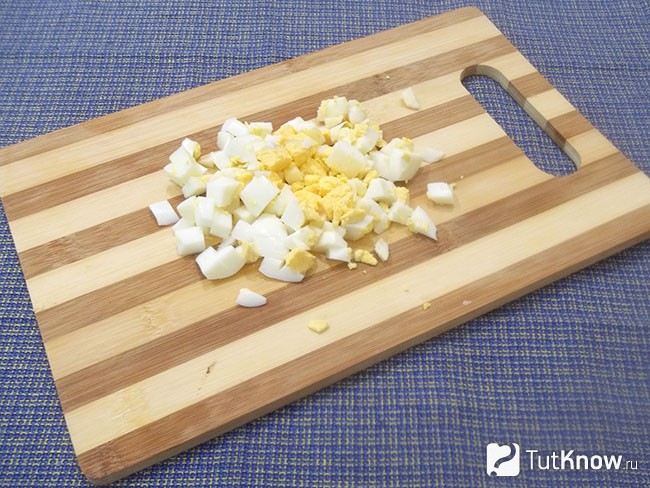 Отварные яйца нарезаны кусочками