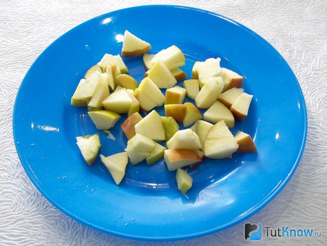 Яблоко нарезано кубиками