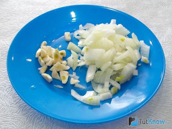 Репчатый лук и чеснок очищены и нарезаны кусочками