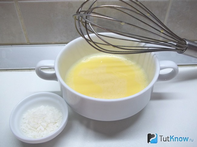 Яйцо взбито венчиком, добавлена сметана и снова продукты взбиты