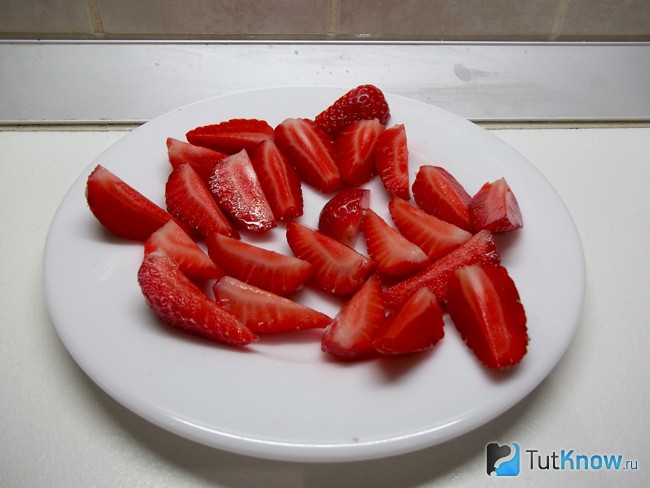 Клубника помыта и нарезана дольками