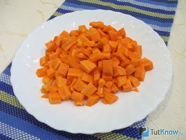 Морковь очищена и нарезана кубиками