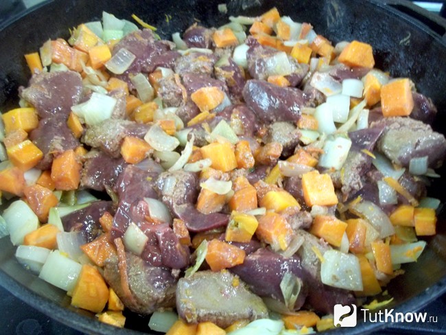 К моркови с луком добавлена печень