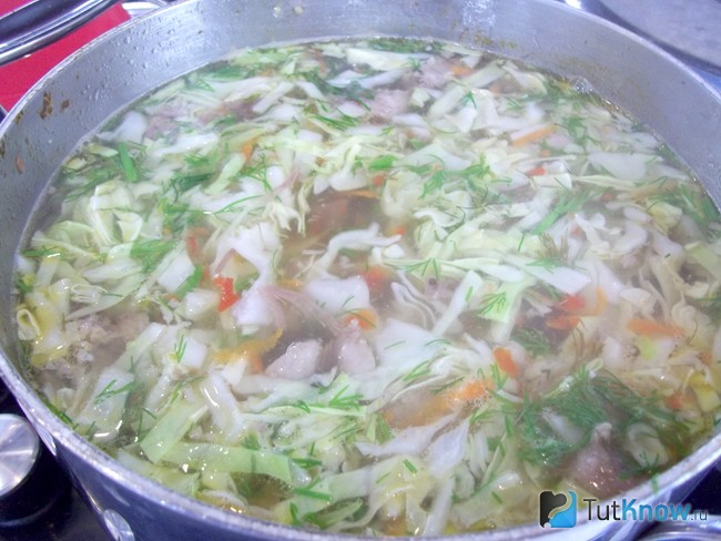 Картофель и капуста варятся в кастрюле
