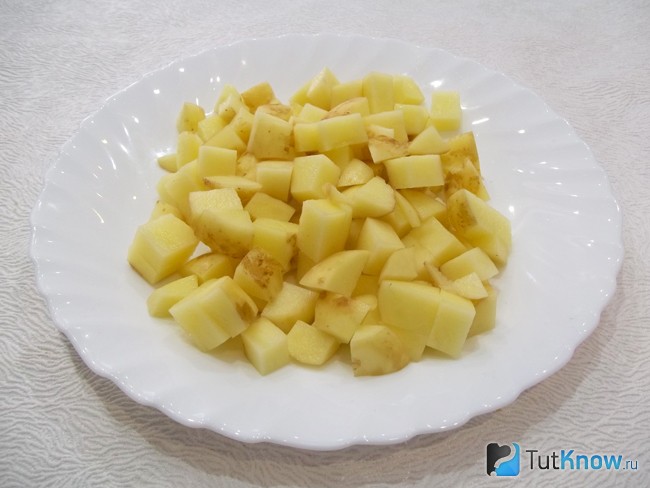 Картофель очищен и нарезан дольками