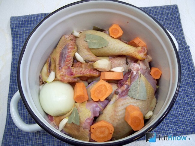 В кастрюлю сложены все продукты