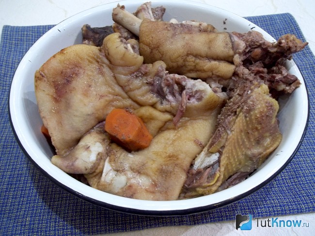 Сваренное мясо извлечено из бульона