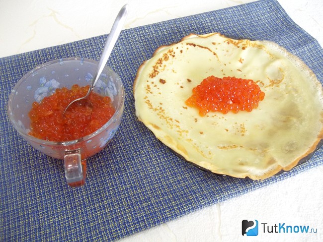 Блины начиняются красной икрой