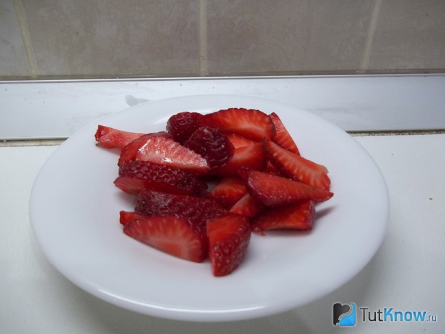 Клубника нарезана кусочками