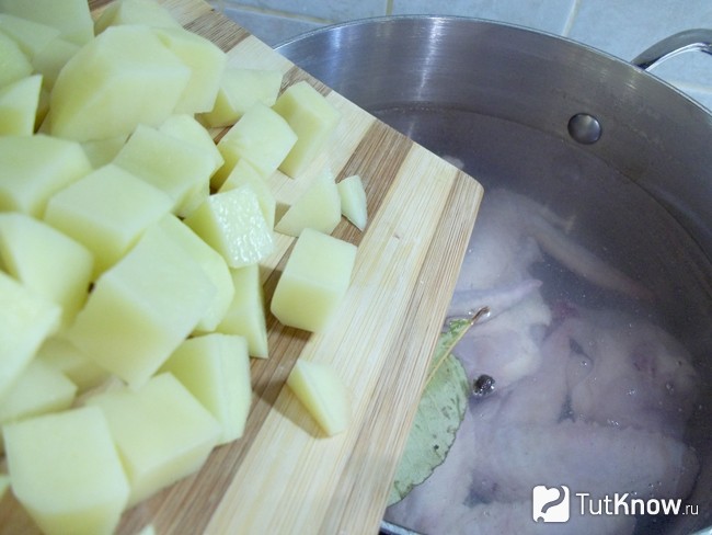 Картофель добавлен в куриный бульон