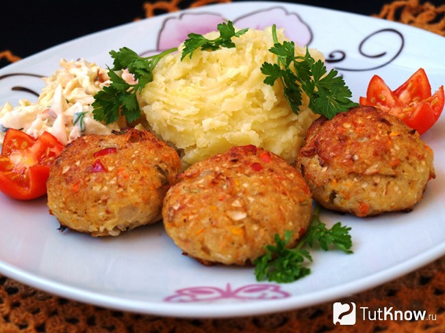 Куриные котлеты из фарша с картошкой пюре