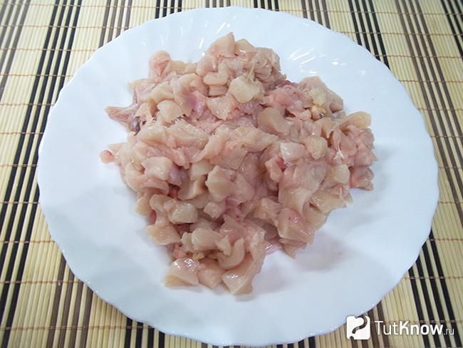 Мясо нарезано мелкими кубиками