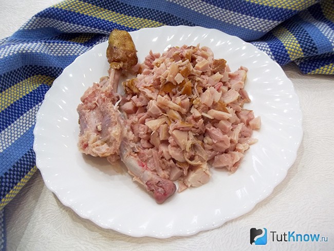 Копченый куриный окорок отделен от кости и нарезан кусочками