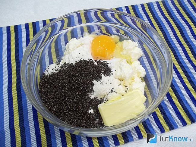 К продуктам насыпан мак