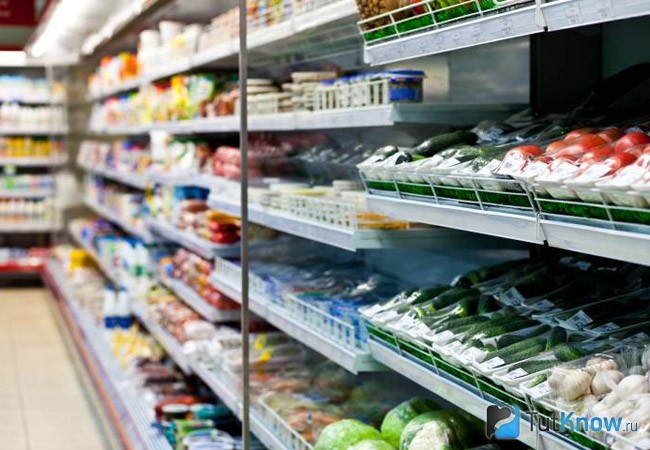 Витрина с продуктами в супермаркете
