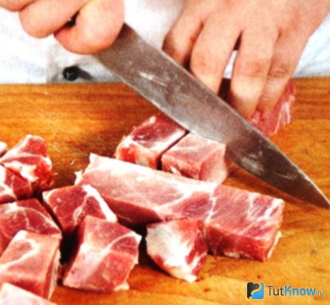 Человек режет мясо