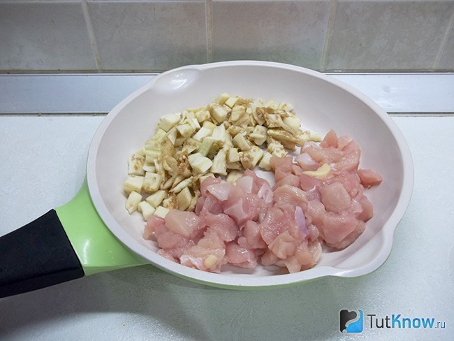 Мясо и баклажанная мякоть жарятся в сковороде