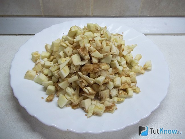 Баклажанная мякоть нарезана кубиками