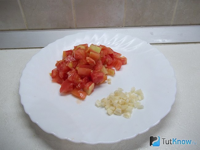 Помидоры и чеснок нарезаны дольками