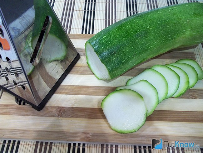 Кабачки нарезаны тонкими кольцами