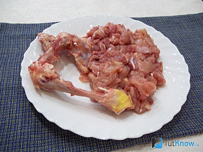 Куриное мясо отделено от кости и нарезано кусочками